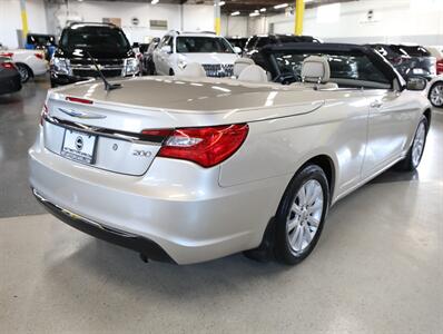 2013 Chrysler 200 Touring Convertible   - Photo 9 - Addison, IL 60101