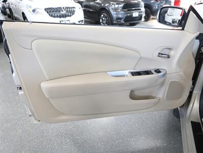 2013 Chrysler 200 Touring Convertible   - Photo 22 - Addison, IL 60101