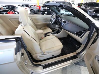 2013 Chrysler 200 Touring Convertible   - Photo 17 - Addison, IL 60101