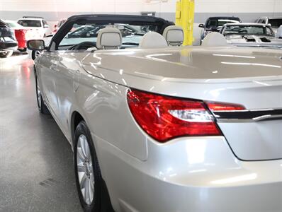 2013 Chrysler 200 Touring Convertible   - Photo 13 - Addison, IL 60101