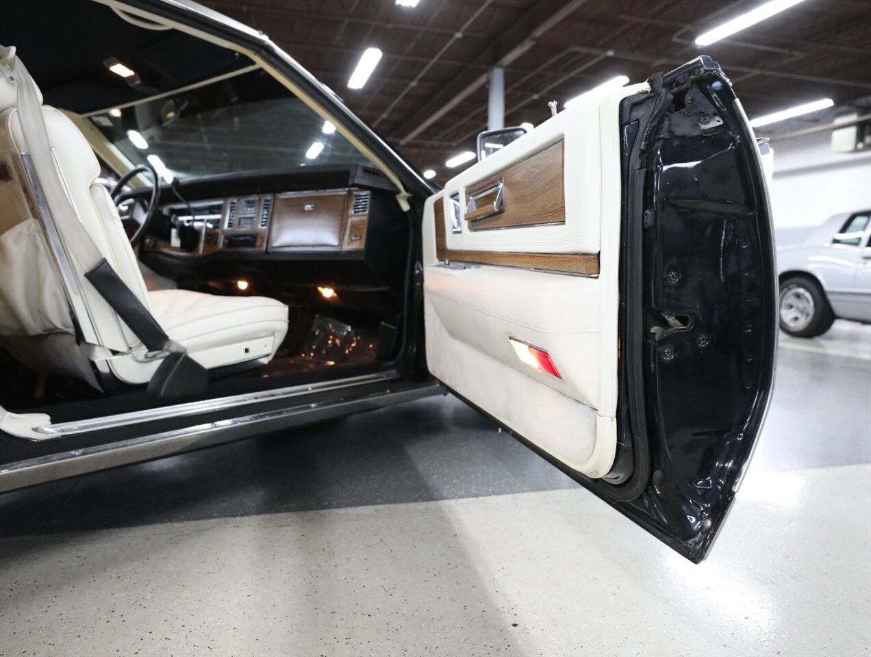 1983 Cadillac Eldorado Biarritz - Photo 28 - Addison, IL 60101