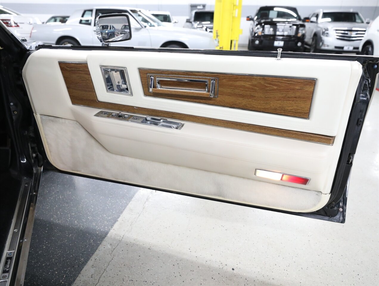 1983 Cadillac Eldorado Biarritz - Photo 27 - Addison, IL 60101