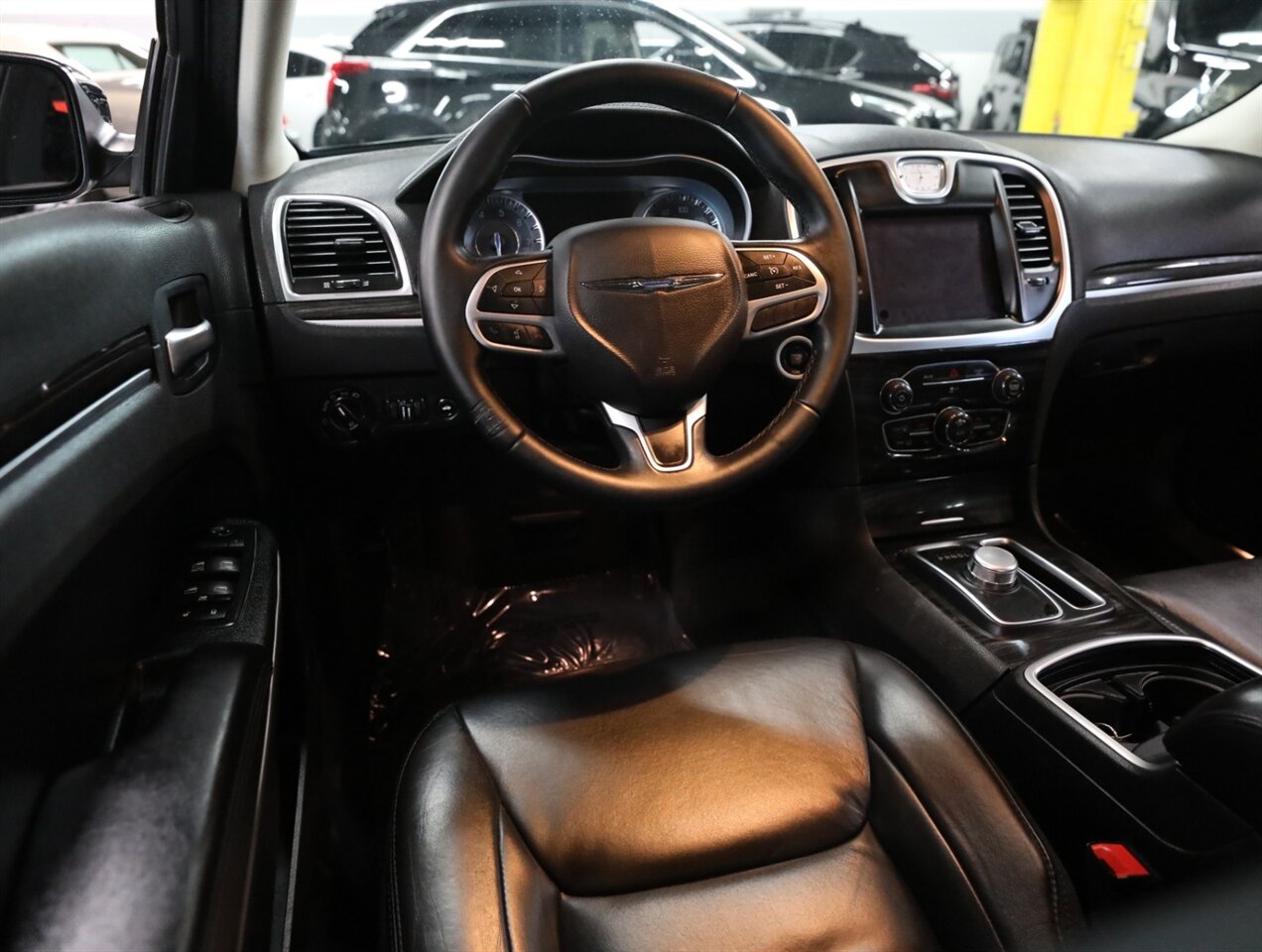 2017 Chrysler 300 Limited AWD - Photo 27 - Addison, IL 60101