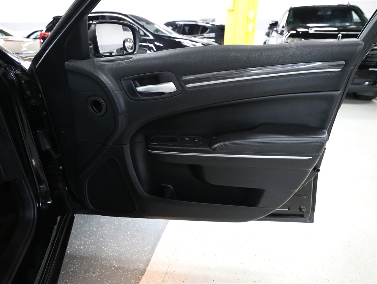 2017 Chrysler 300 Limited AWD - Photo 17 - Addison, IL 60101
