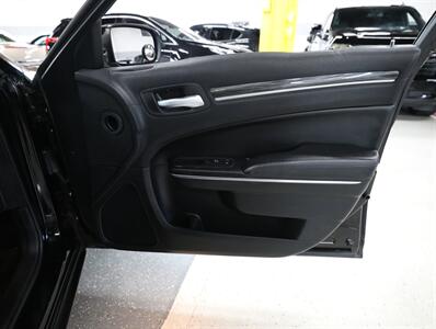 2017 Chrysler 300 Limited AWD - Photo 17 - Addison, IL 60101