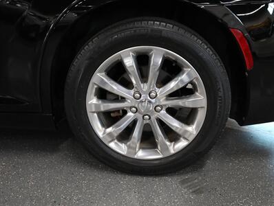 2017 Chrysler 300 Limited AWD - Photo 44 - Addison, IL 60101