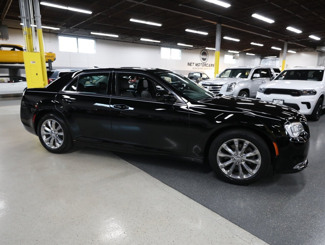 2017 Chrysler 300 Limited AWD - Photo 8 - Addison, IL 60101
