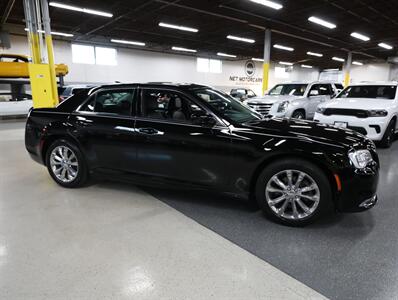 2017 Chrysler 300 Limited AWD - Photo 8 - Addison, IL 60101