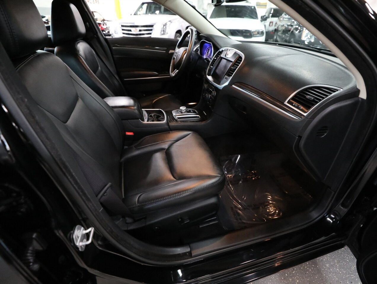 2017 Chrysler 300 Limited AWD - Photo 18 - Addison, IL 60101