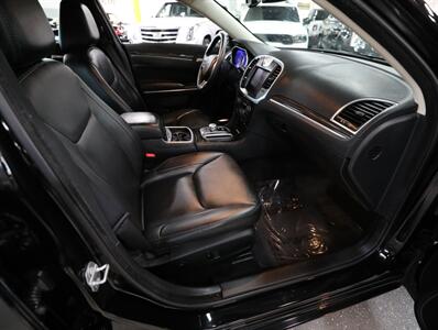 2017 Chrysler 300 Limited AWD - Photo 18 - Addison, IL 60101