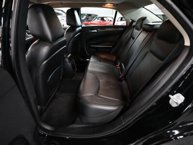 2017 Chrysler 300 Limited AWD - Photo 26 - Addison, IL 60101