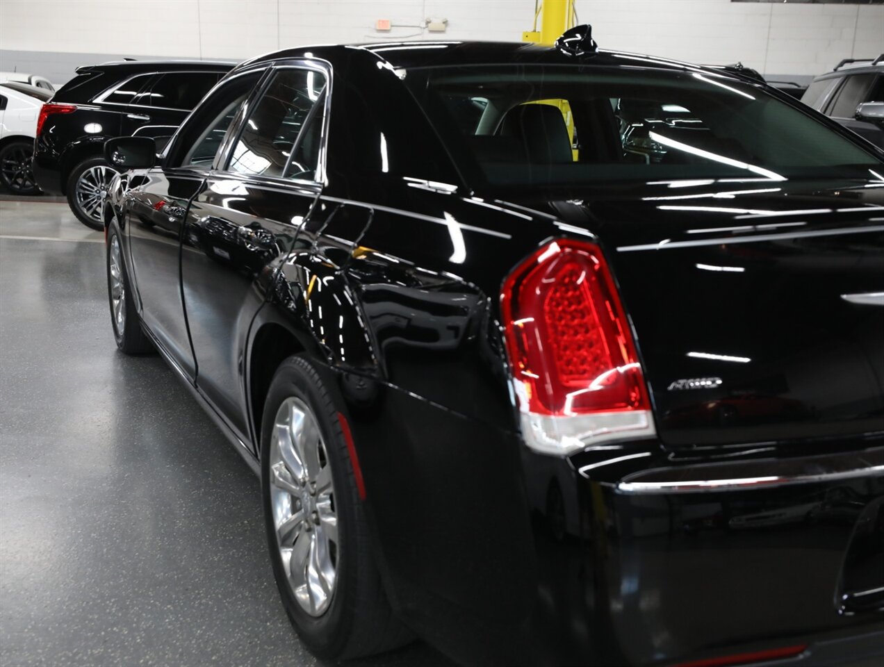 2017 Chrysler 300 Limited AWD - Photo 15 - Addison, IL 60101