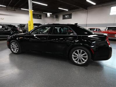 2017 Chrysler 300 Limited AWD - Photo 16 - Addison, IL 60101