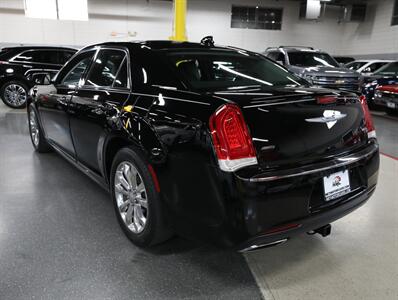 2017 Chrysler 300 Limited AWD - Photo 14 - Addison, IL 60101
