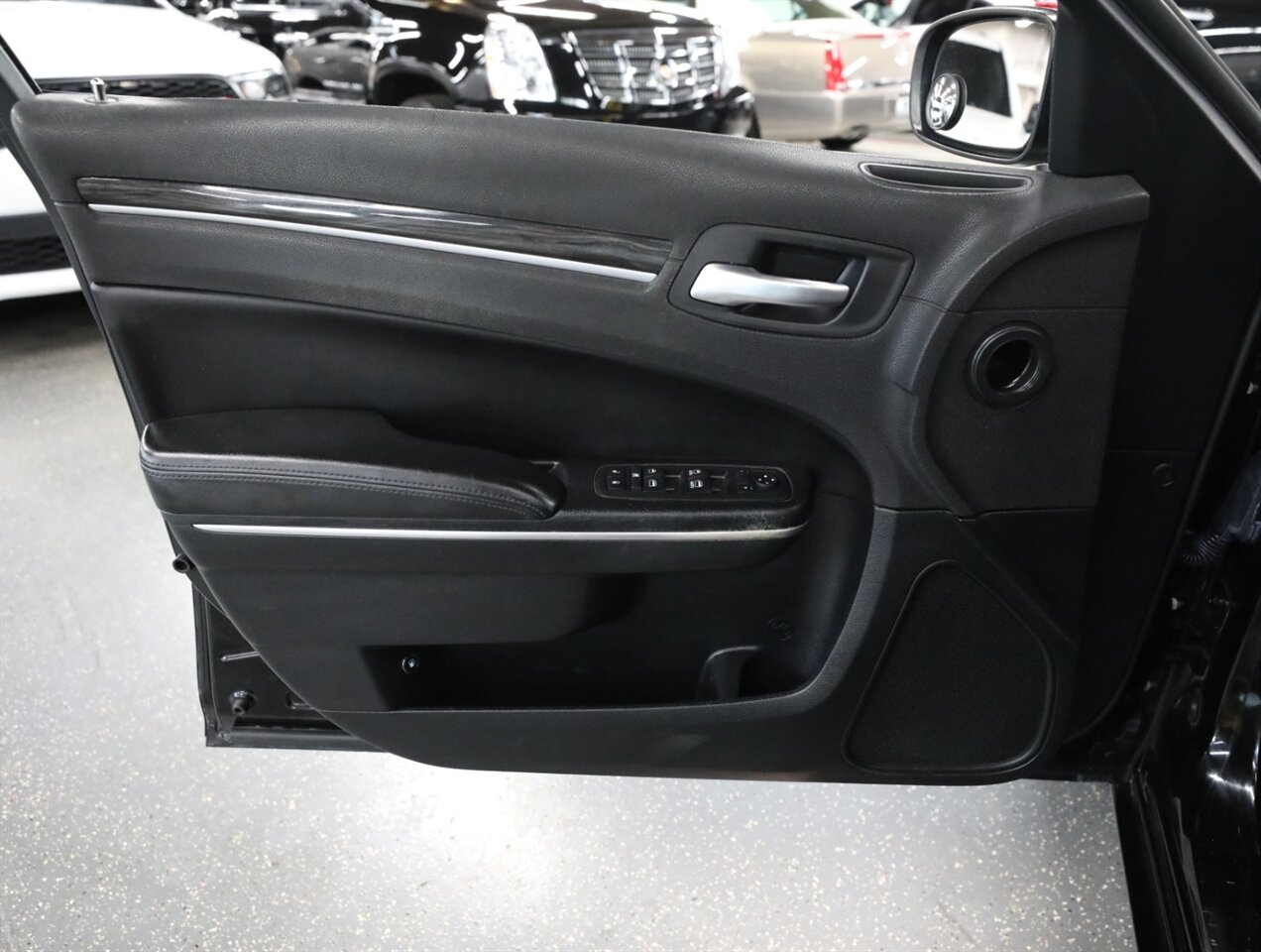 2017 Chrysler 300 Limited AWD - Photo 28 - Addison, IL 60101