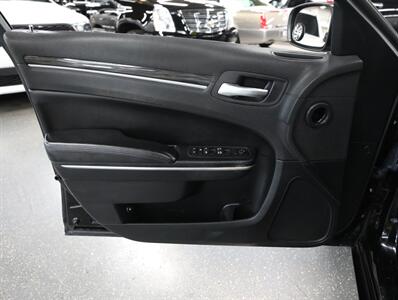 2017 Chrysler 300 Limited AWD - Photo 28 - Addison, IL 60101