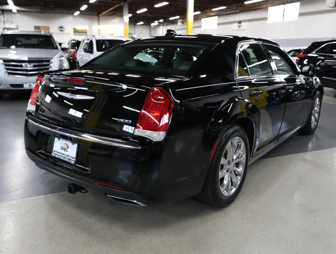 2017 Chrysler 300 Limited AWD - Photo 9 - Addison, IL 60101