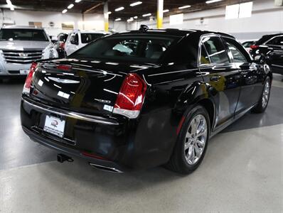 2017 Chrysler 300 Limited AWD - Photo 9 - Addison, IL 60101