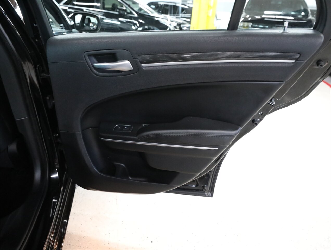 2017 Chrysler 300 Limited AWD - Photo 20 - Addison, IL 60101
