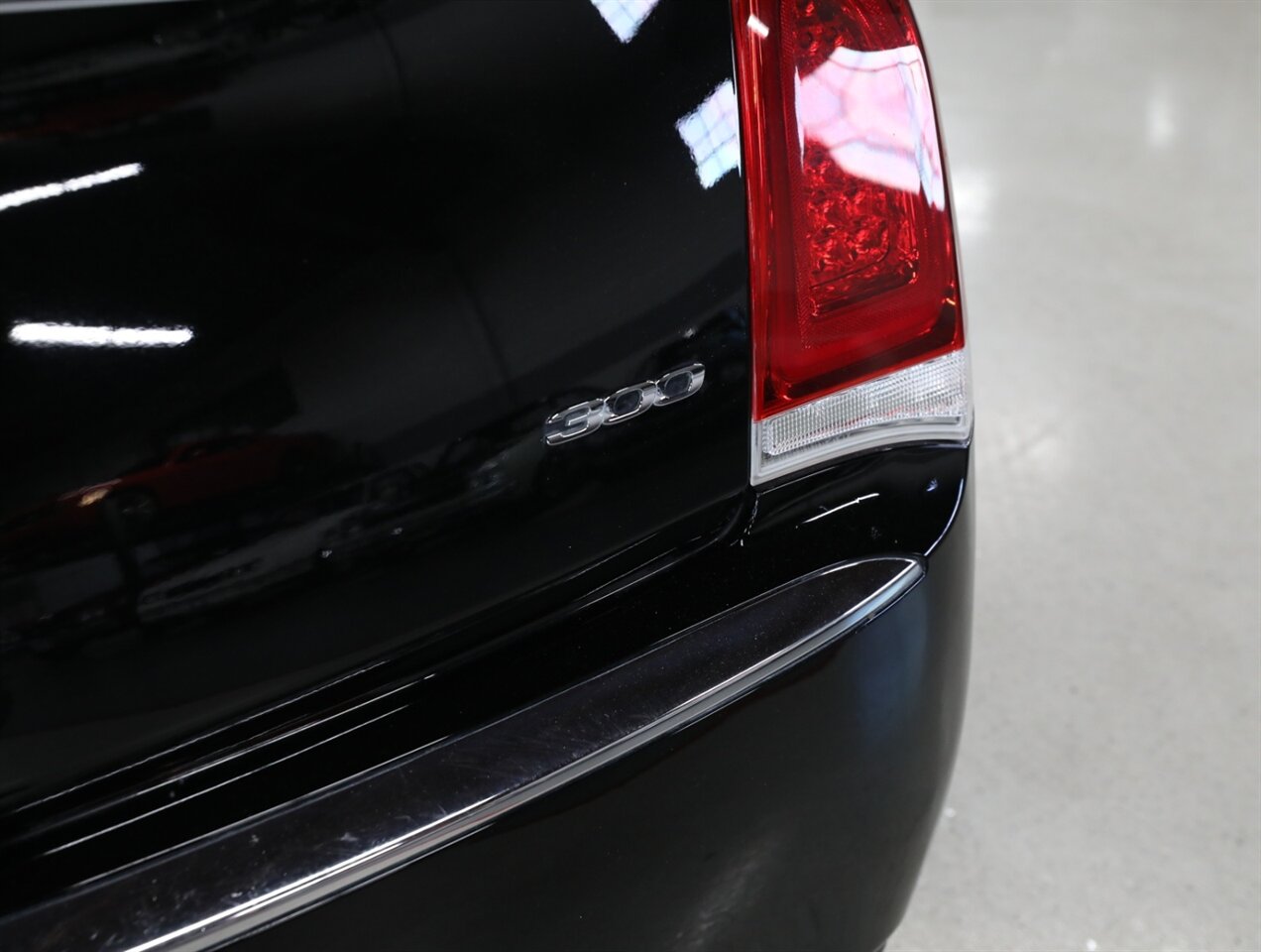 2017 Chrysler 300 Limited AWD - Photo 11 - Addison, IL 60101