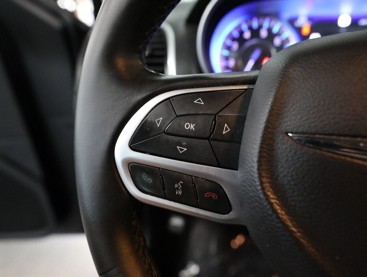 2017 Chrysler 300 Limited AWD - Photo 39 - Addison, IL 60101