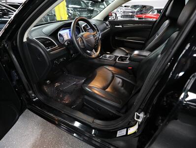 2017 Chrysler 300 Limited AWD - Photo 29 - Addison, IL 60101
