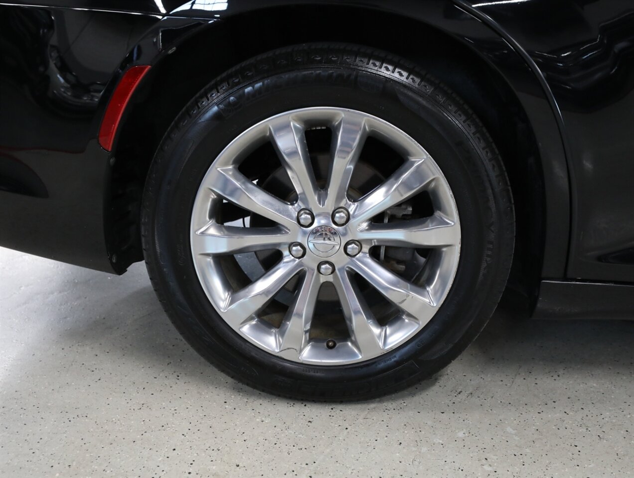 2017 Chrysler 300 Limited AWD - Photo 47 - Addison, IL 60101