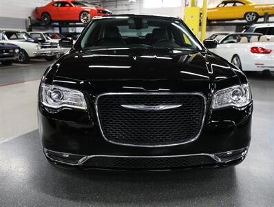 2017 Chrysler 300 Limited AWD - Photo 6 - Addison, IL 60101