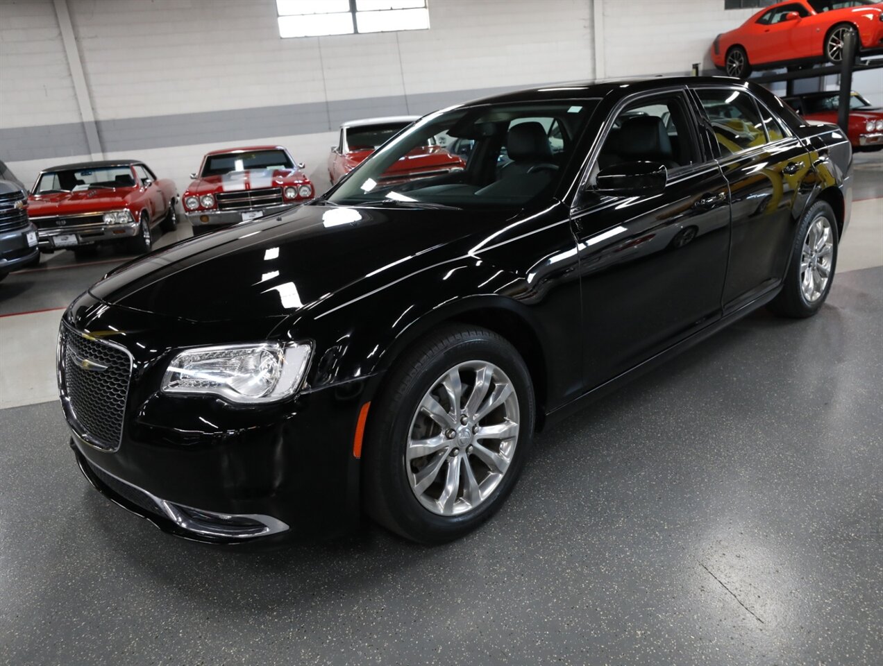 2017 Chrysler 300 Limited AWD - Photo 4 - Addison, IL 60101
