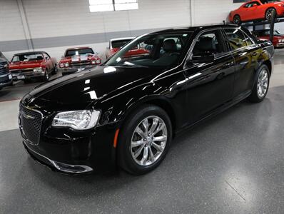 2017 Chrysler 300 Limited AWD - Photo 4 - Addison, IL 60101