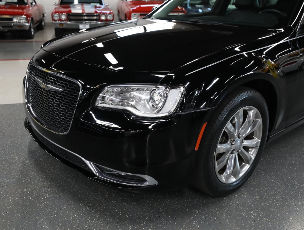 2017 Chrysler 300 Limited AWD - Photo 3 - Addison, IL 60101