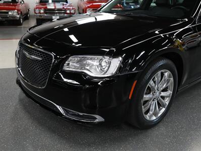 2017 Chrysler 300 Limited AWD - Photo 3 - Addison, IL 60101