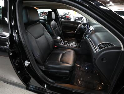 2017 Chrysler 300 Limited AWD - Photo 19 - Addison, IL 60101