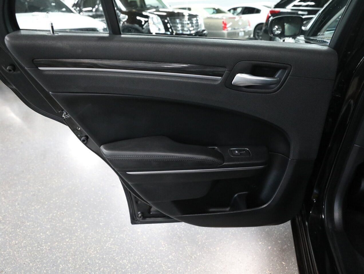 2017 Chrysler 300 Limited AWD - Photo 24 - Addison, IL 60101