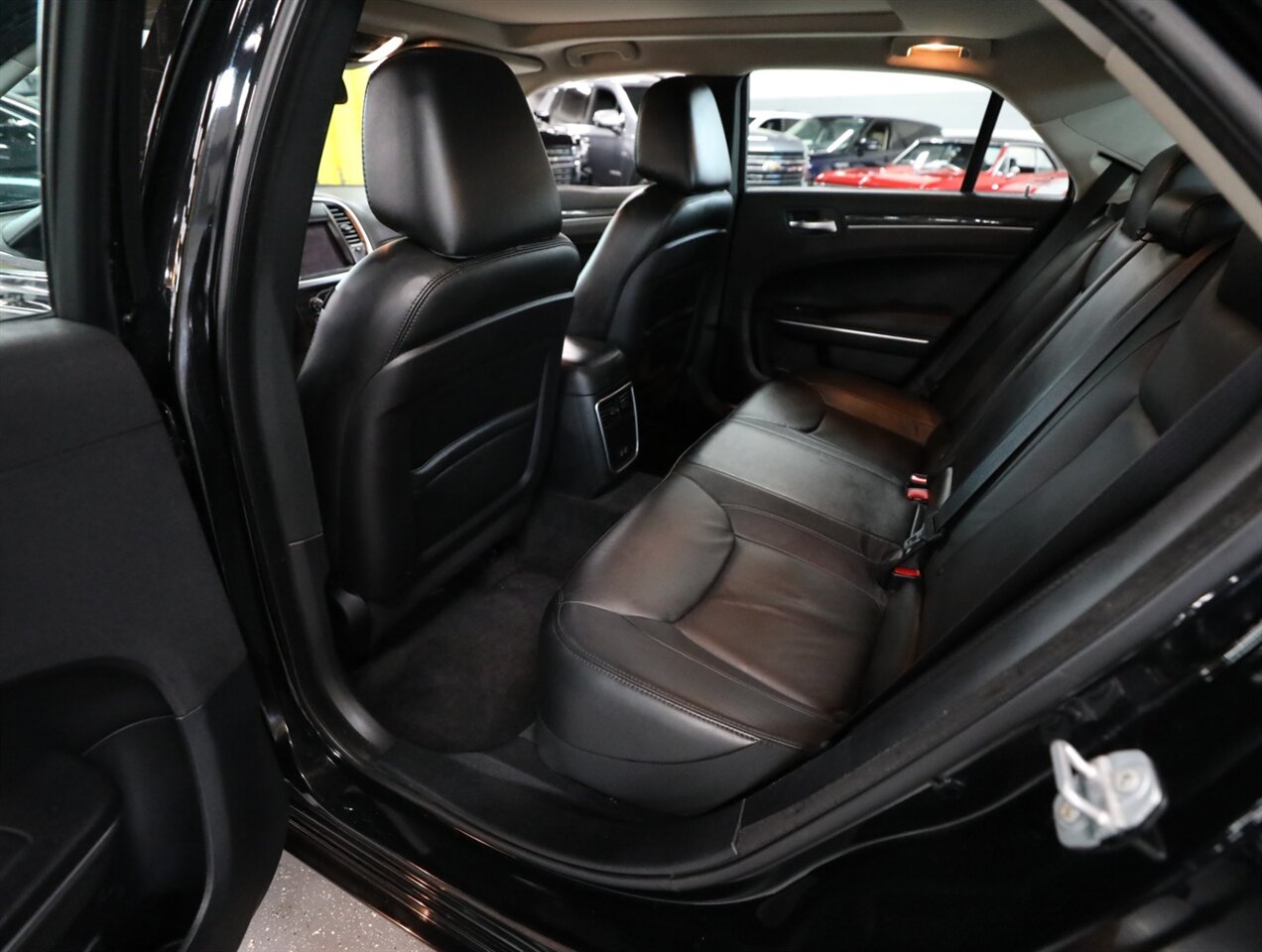 2017 Chrysler 300 Limited AWD - Photo 25 - Addison, IL 60101