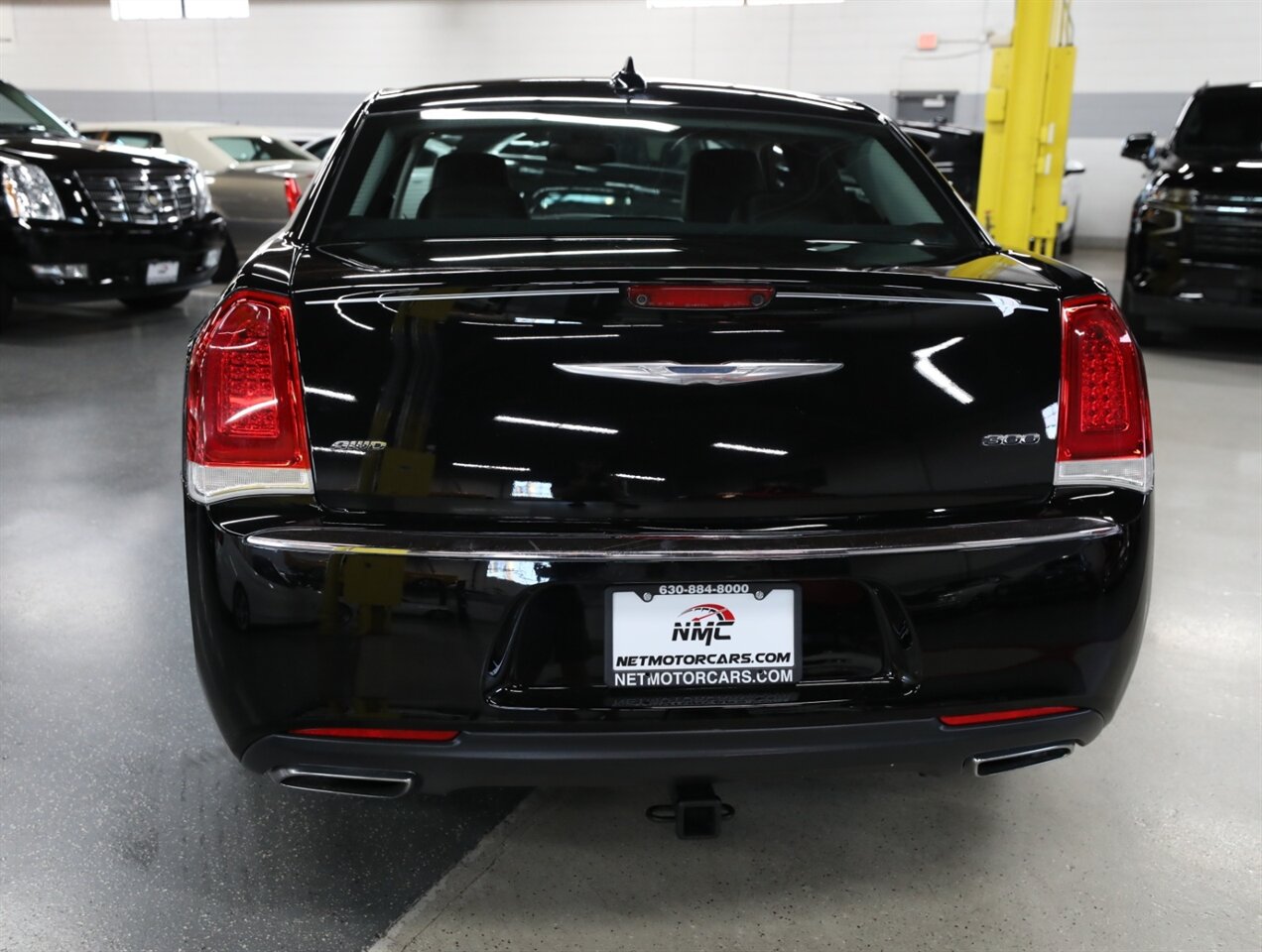 2017 Chrysler 300 Limited AWD - Photo 10 - Addison, IL 60101