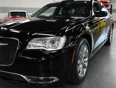 2017 Chrysler 300 Limited AWD - Photo 5 - Addison, IL 60101