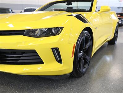 2017 Chevrolet Camaro 2LT Convertible   - Photo 5 - Addison, IL 60101