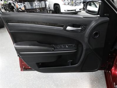 2018 Chrysler 300 Limited AWD - Photo 28 - Addison, IL 60101