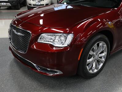 2018 Chrysler 300 Limited AWD - Photo 3 - Addison, IL 60101