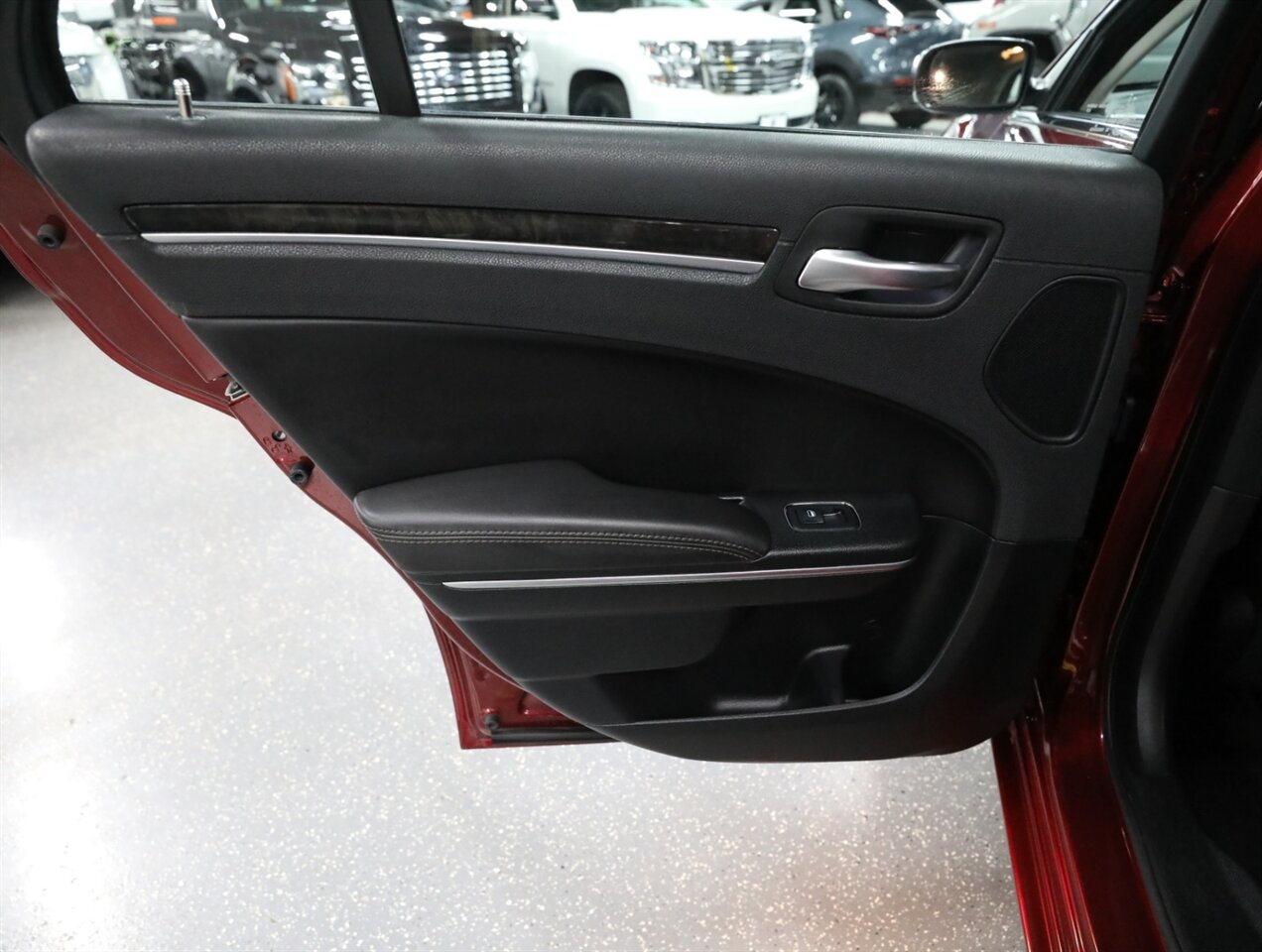 2018 Chrysler 300 Limited AWD - Photo 24 - Addison, IL 60101