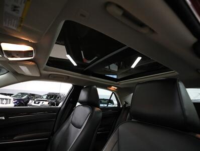 2018 Chrysler 300 Limited AWD - Photo 32 - Addison, IL 60101