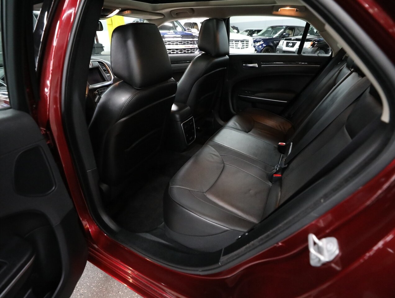 2018 Chrysler 300 Limited AWD - Photo 25 - Addison, IL 60101