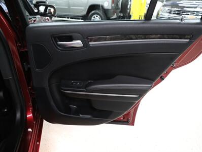 2018 Chrysler 300 Limited AWD - Photo 20 - Addison, IL 60101