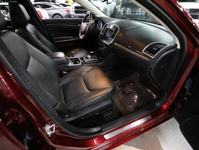 2018 Chrysler 300 Limited AWD - Photo 18 - Addison, IL 60101