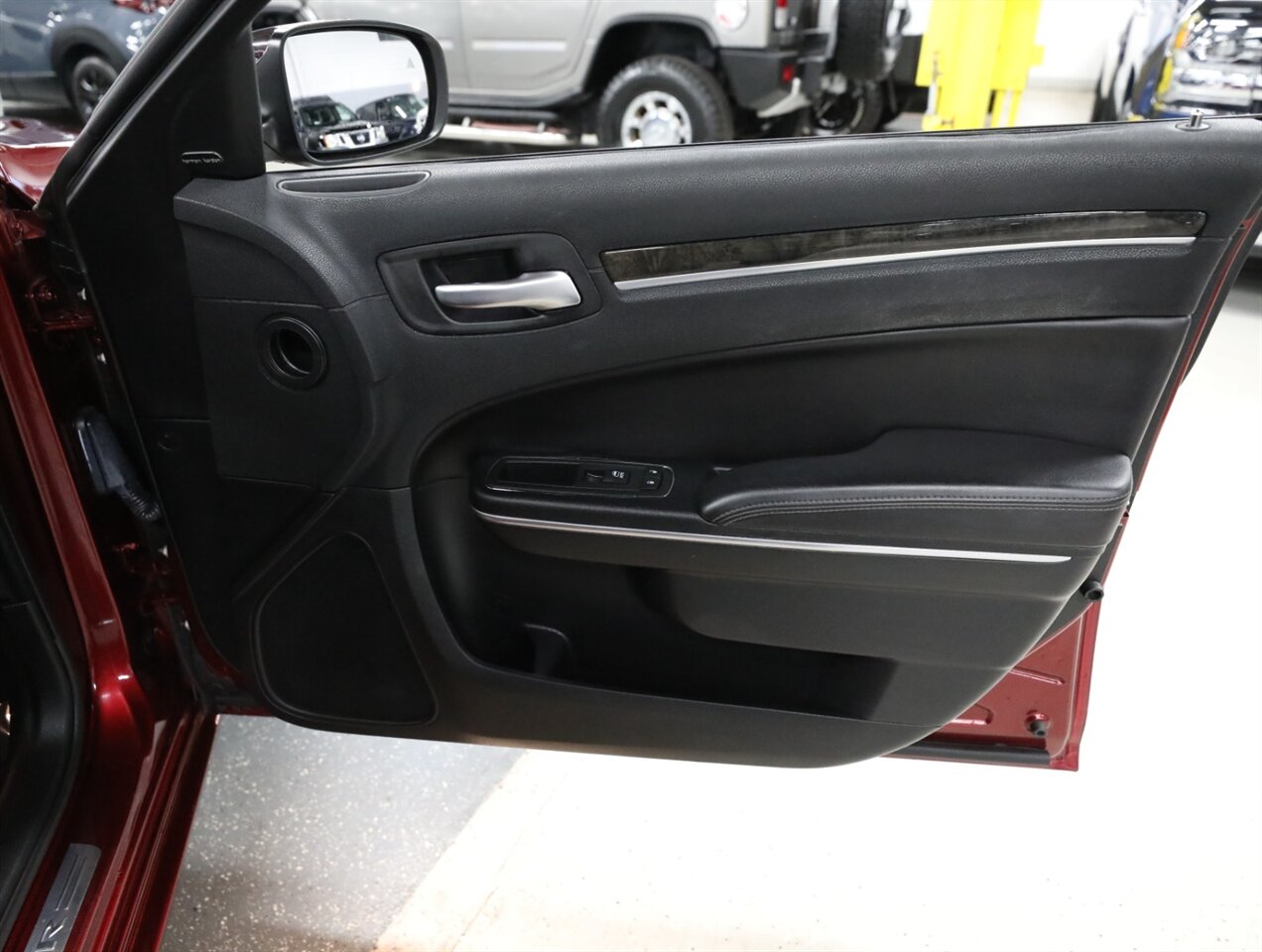 2018 Chrysler 300 Limited AWD - Photo 17 - Addison, IL 60101