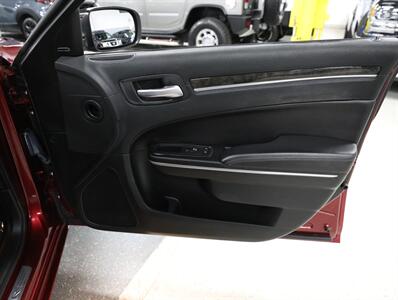 2018 Chrysler 300 Limited AWD - Photo 17 - Addison, IL 60101
