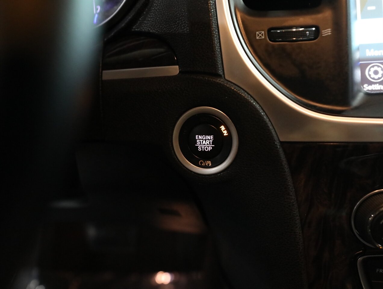 2018 Chrysler 300 Limited AWD - Photo 36 - Addison, IL 60101