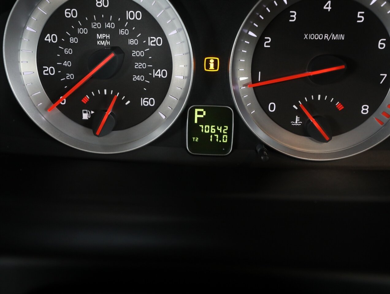 2011 Volvo C70 T5 Convertible - Photo 32 - Addison, IL 60101