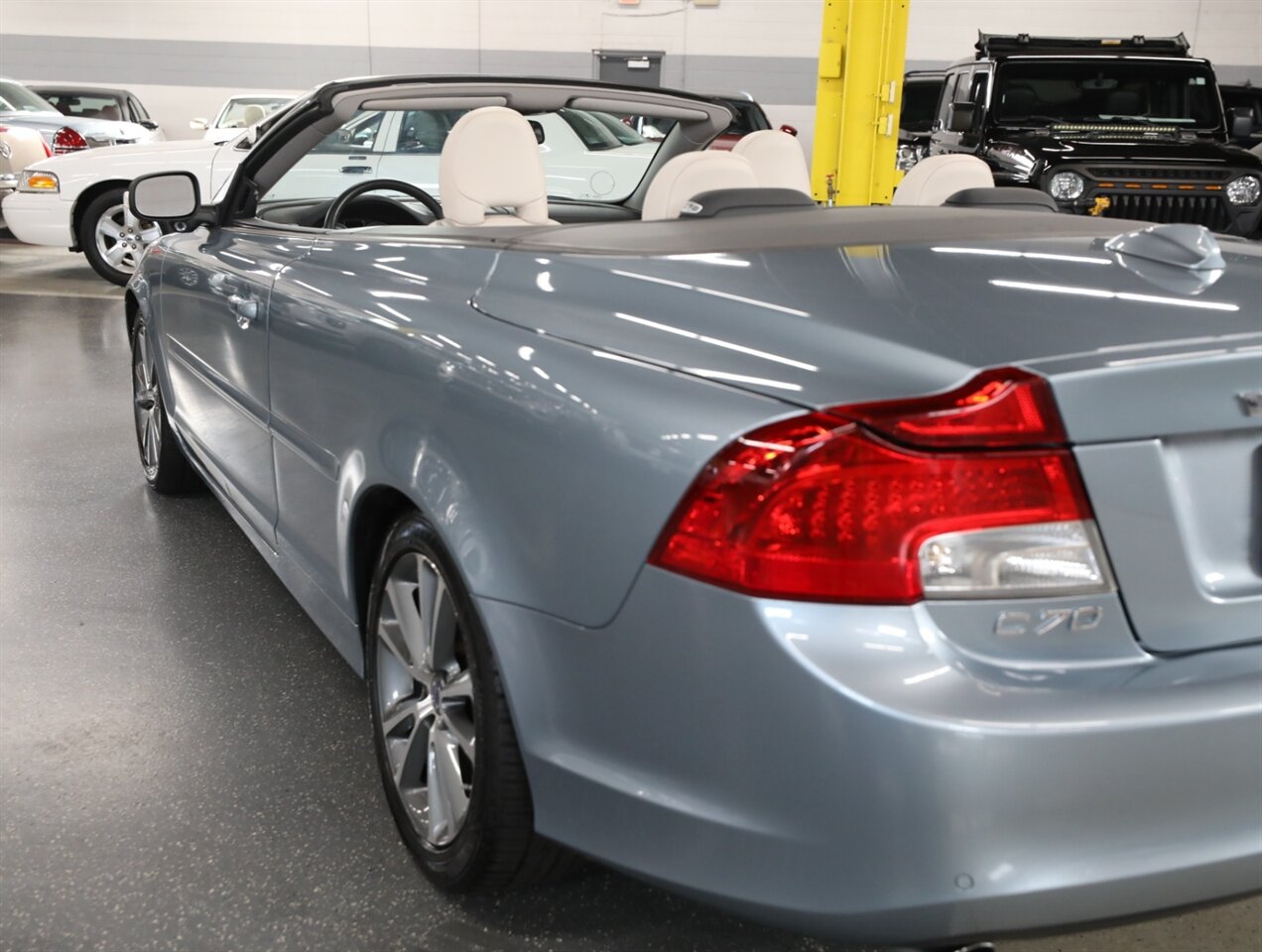 2011 Volvo C70 T5 Convertible - Photo 14 - Addison, IL 60101